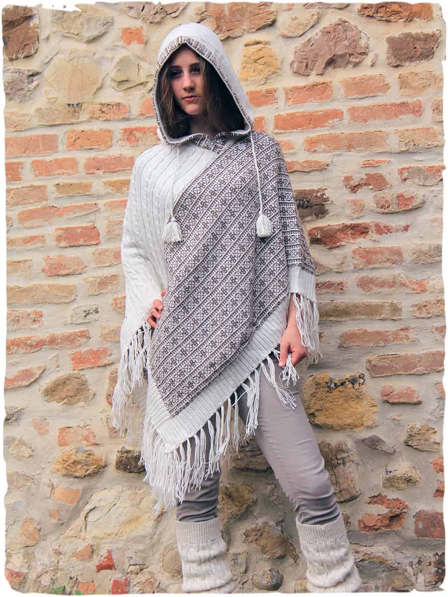 giovane donna che indossa un poncho con cappuccio colore bianco e beige