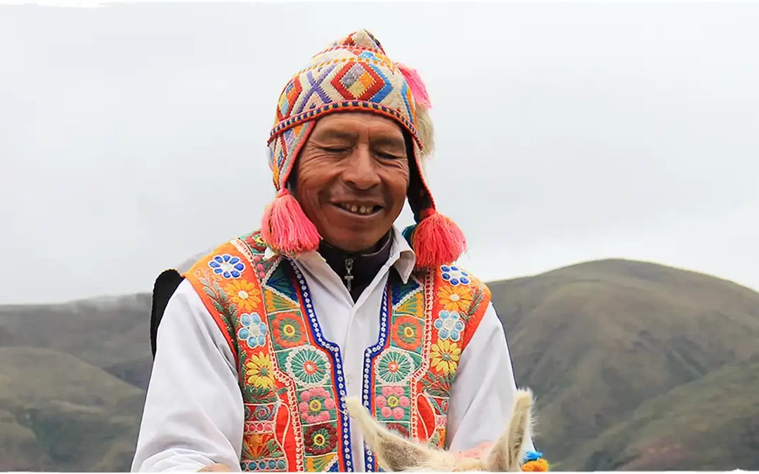 Uomo peruviano sulle Ande con cappello tipico