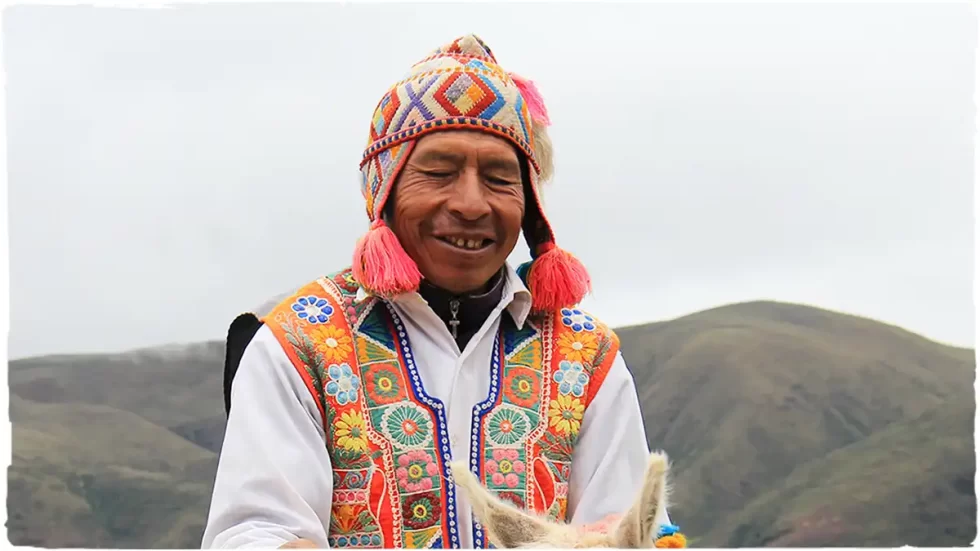 Uomo peruviano sulle Ande con cappello tipico