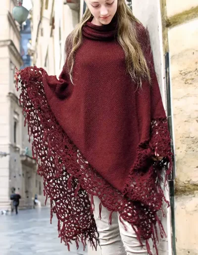 ragazza con elegante poncho in lana di alpaca rossa